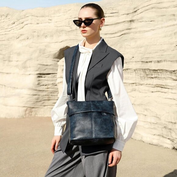 Fashionable Medium Crossbody Bag - Effortless Organization with Stylish Appeal - Picture 7 of 7